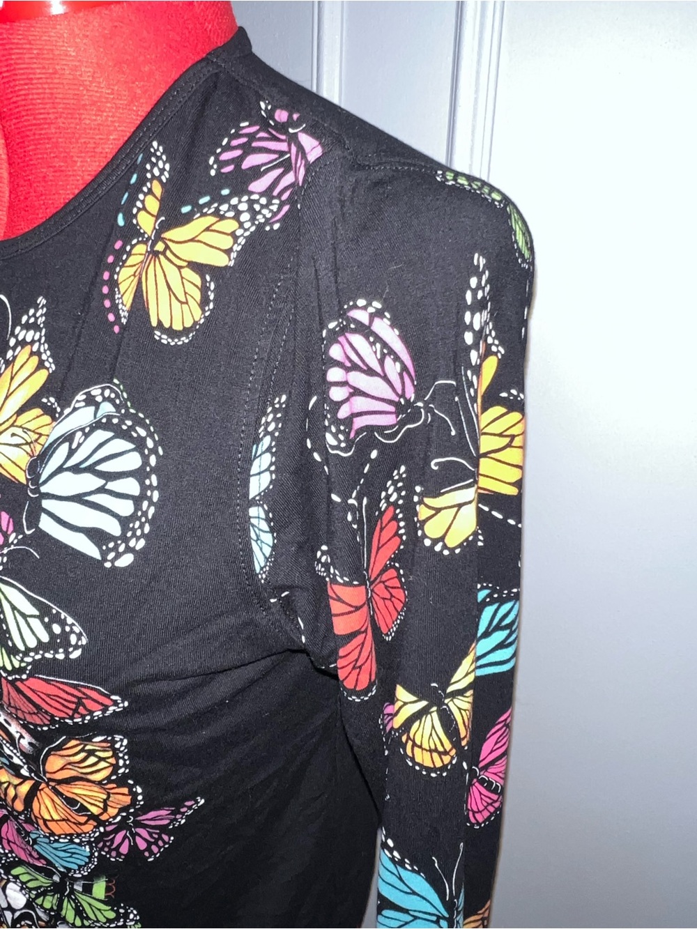 !Ay Guey! Women’s Black Long-Sleeve Sugar Skull Butterfly Print Top size medium - Picture 4 of 7